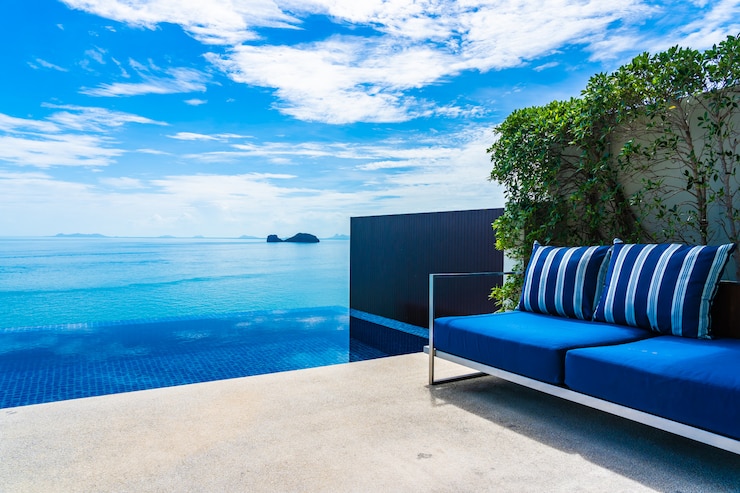 belle piscine extérieure de villa avec mer océan sur nuage blanc ciel bleu
